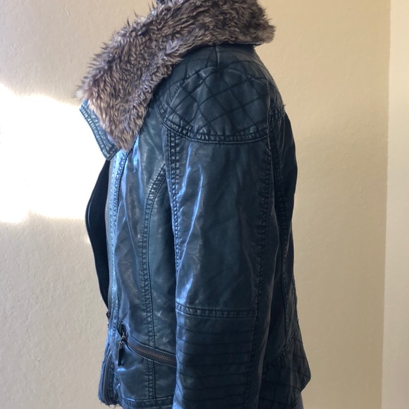 “Leather feel” Vegan jacket w/ faux fur collar - Picture 4 of 8